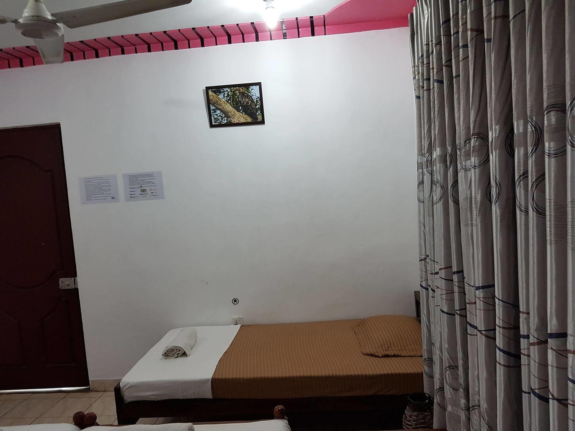 Hostel 107 Канди Екстериор снимка
