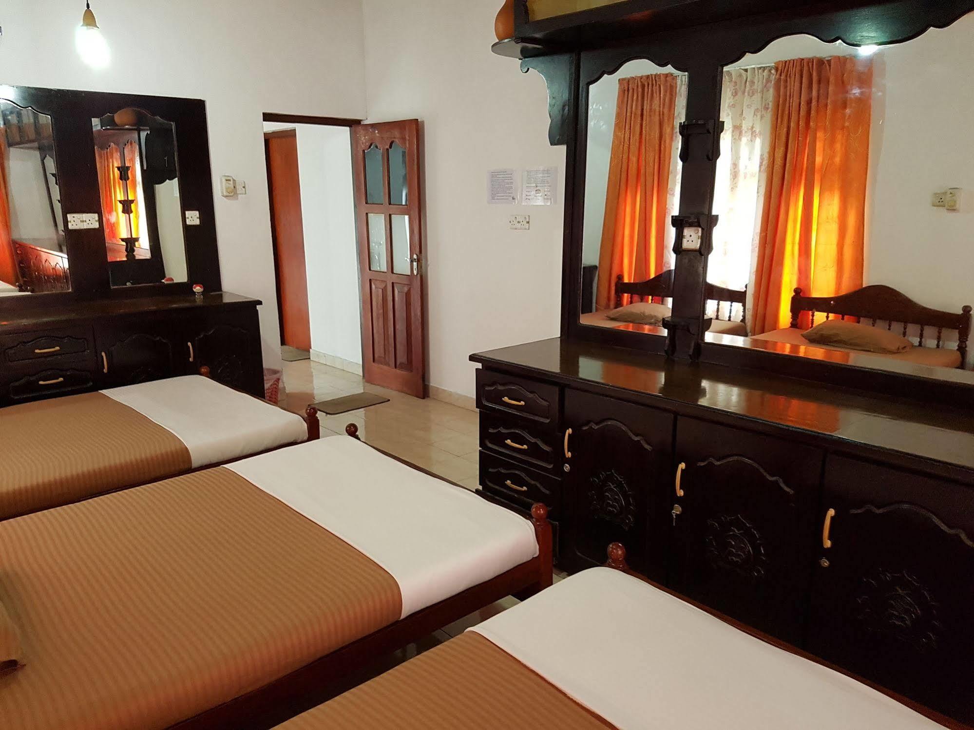 Hostel 107 Канди Екстериор снимка