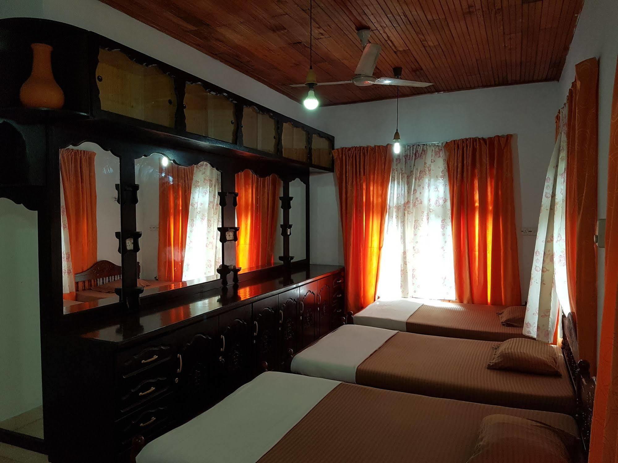 Hostel 107 Канди Екстериор снимка