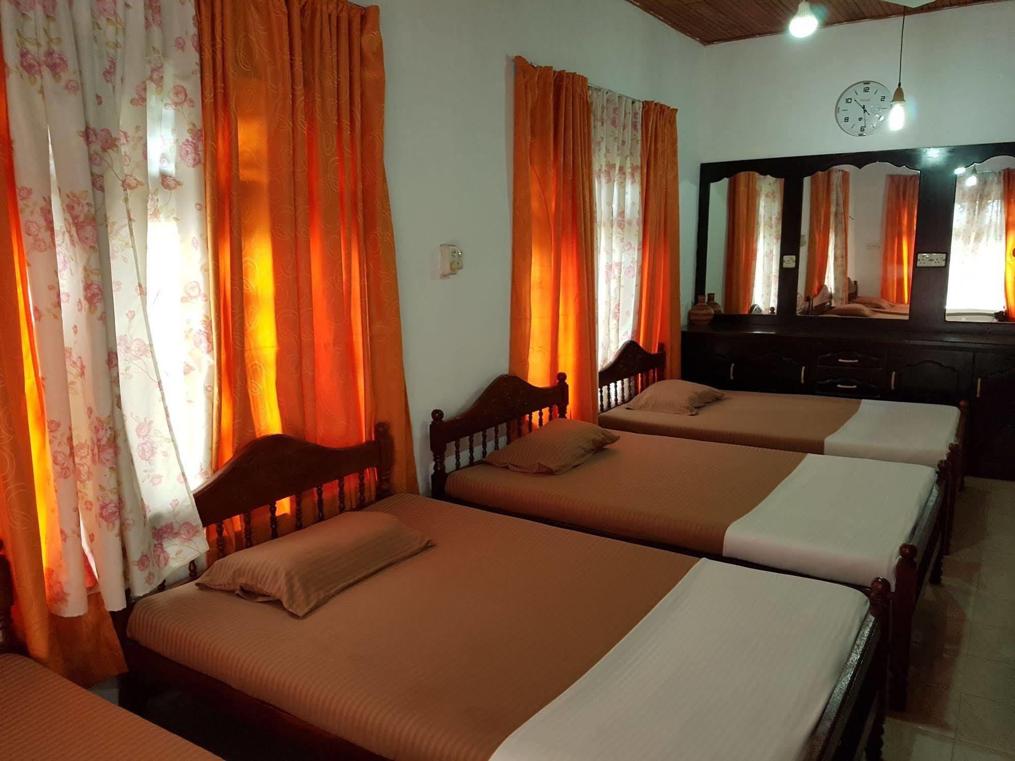 Hostel 107 Канди Екстериор снимка