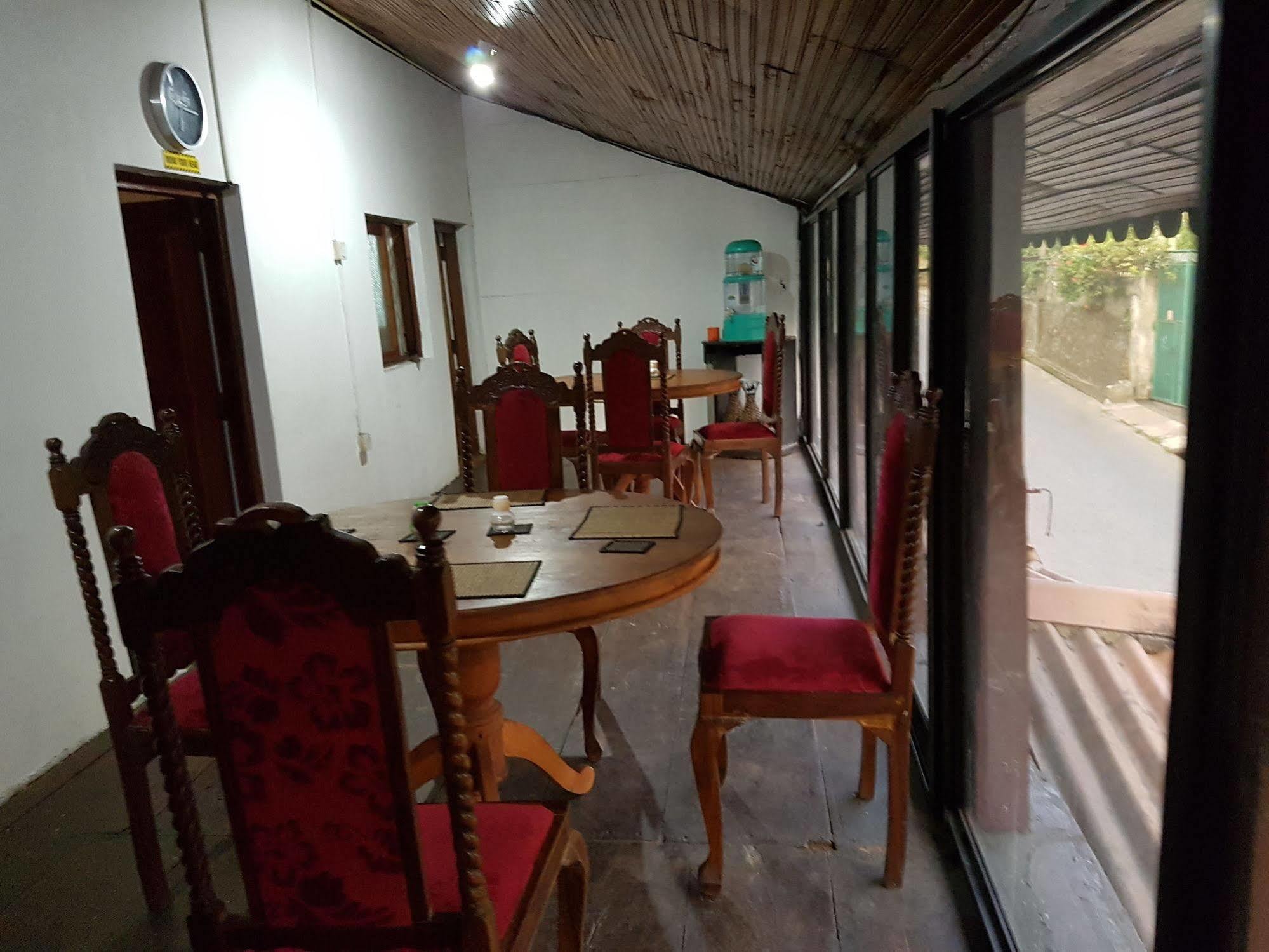 Hostel 107 Канди Екстериор снимка